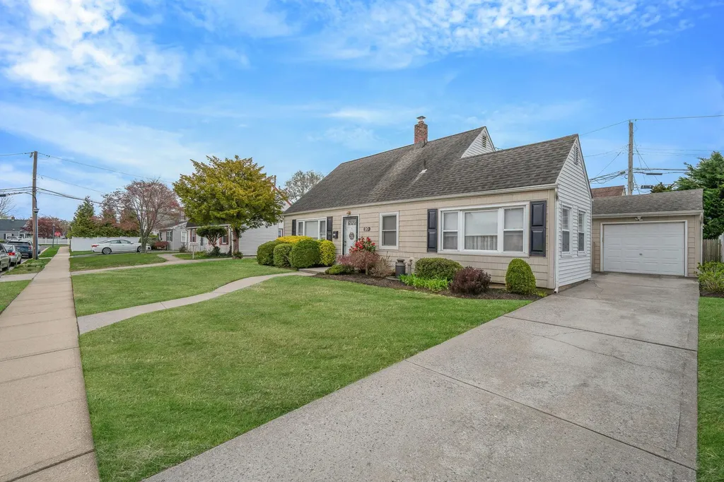 20 Harbor Lane Levittown NY 11756