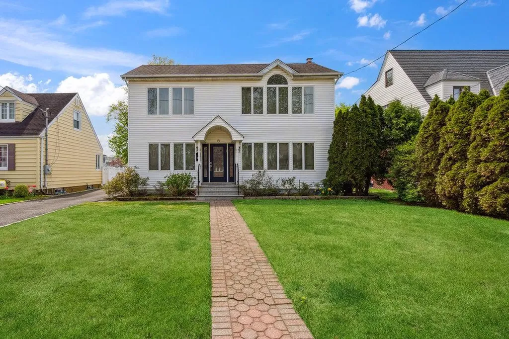 44 Netz Place Albertson NY 11507