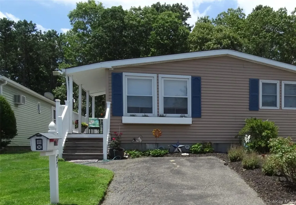 77 Village Circle W Manorville NY 11949
