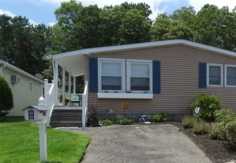 77 Village Circle W Manorville NY 11949