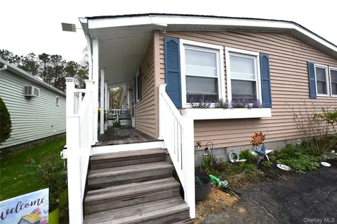 77 Village Circle W Manorville NY 11949