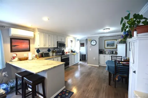 77 Village Circle W Manorville NY 11949