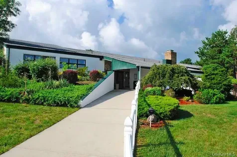 77 Village Circle W Manorville NY 11949