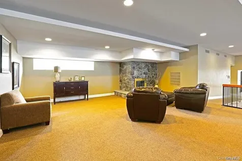 77 Village Circle W Manorville NY 11949