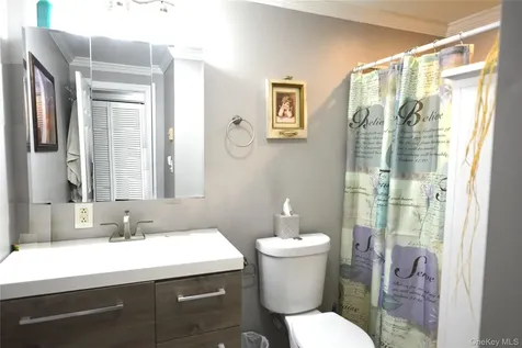 77 Village Circle W Manorville NY 11949