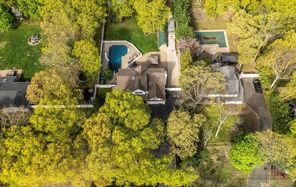 144 Kings Park Road Commack NY 11725