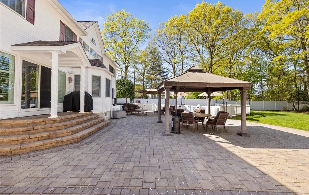 144 Kings Park Road Commack NY 11725