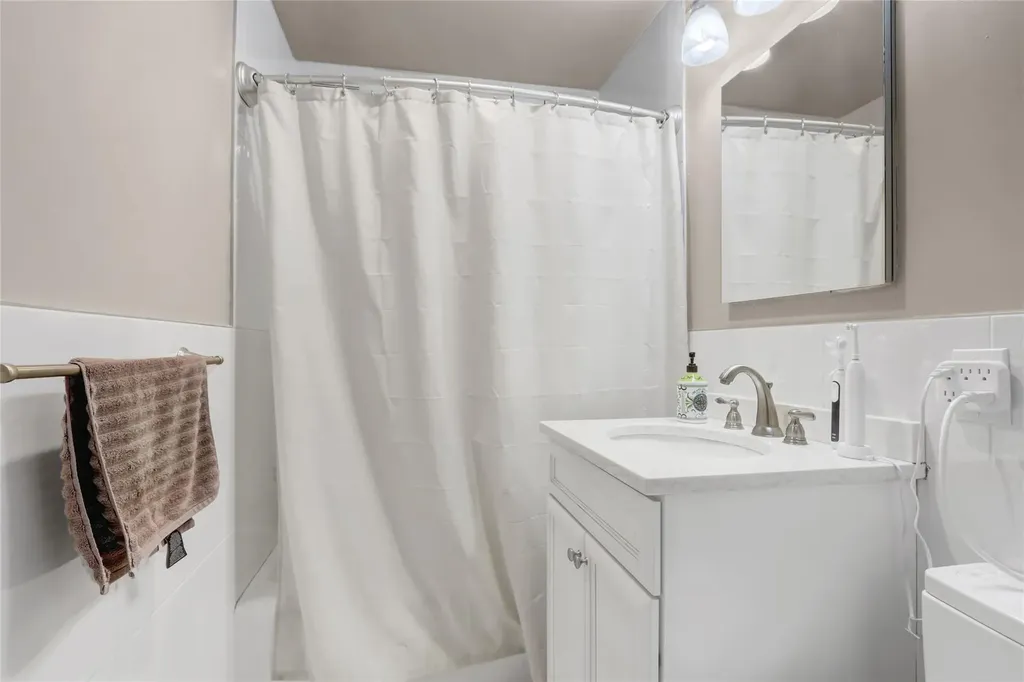 33 Cliff Lane Levittown NY 11756