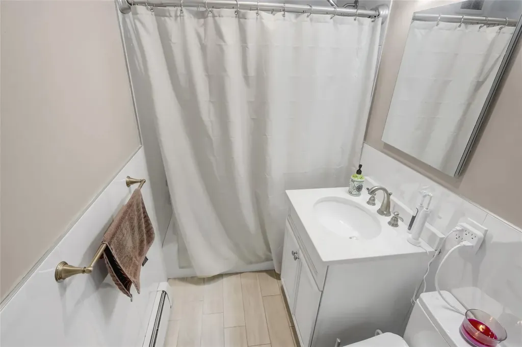 33 Cliff Lane Levittown NY 11756