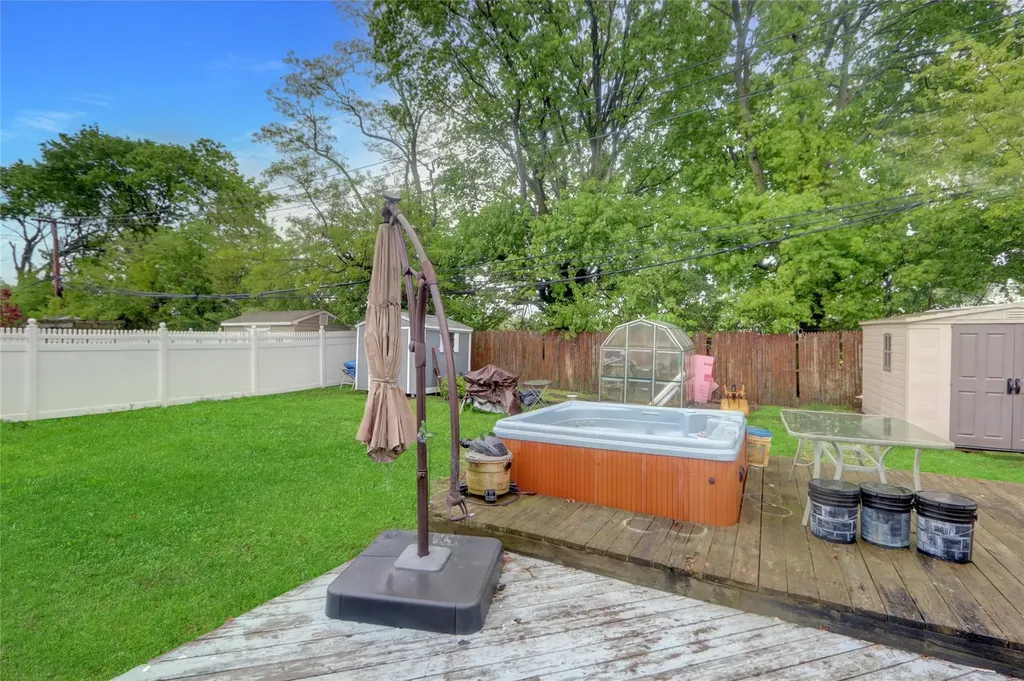 33 Cliff Lane Levittown NY 11756