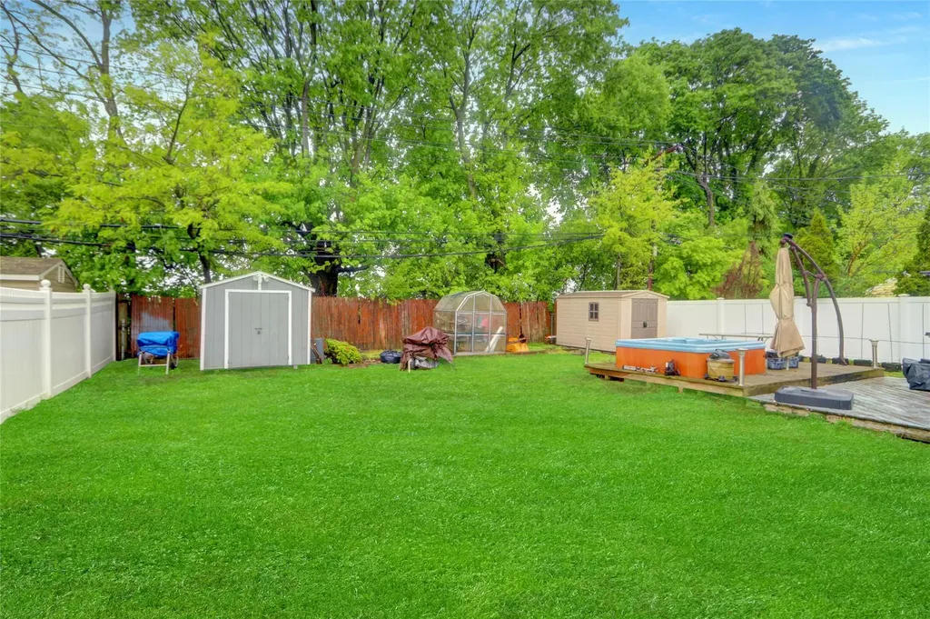 33 Cliff Lane Levittown NY 11756
