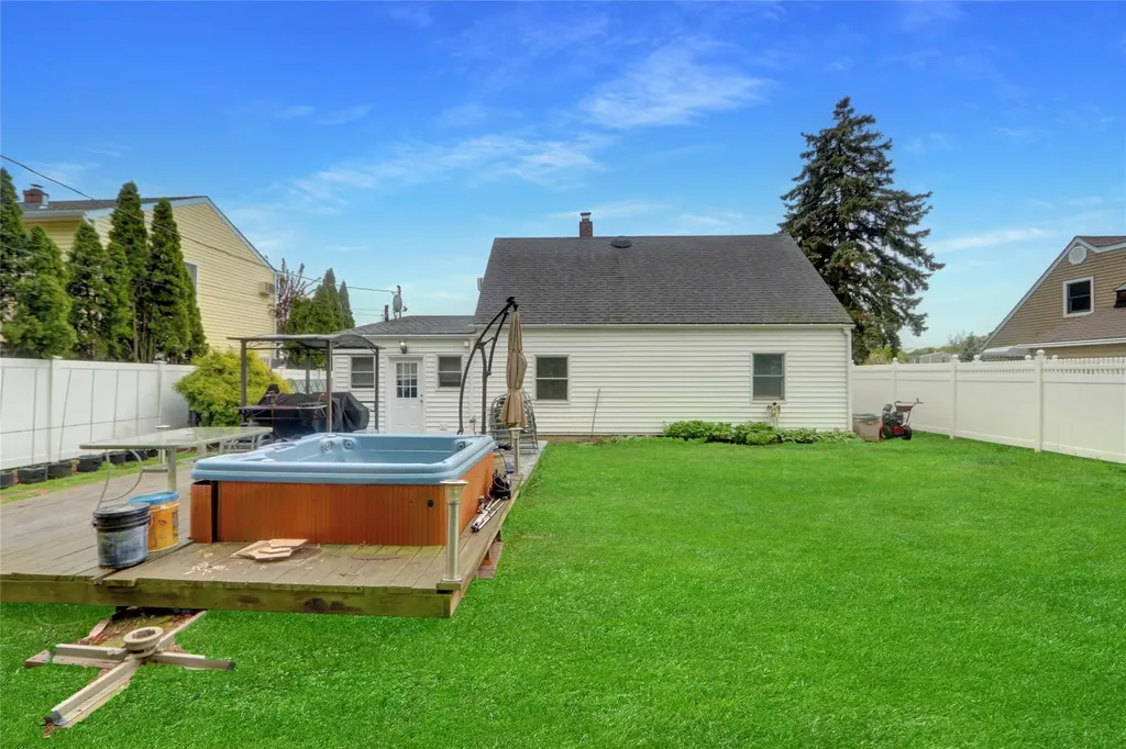33 Cliff Lane Levittown NY 11756