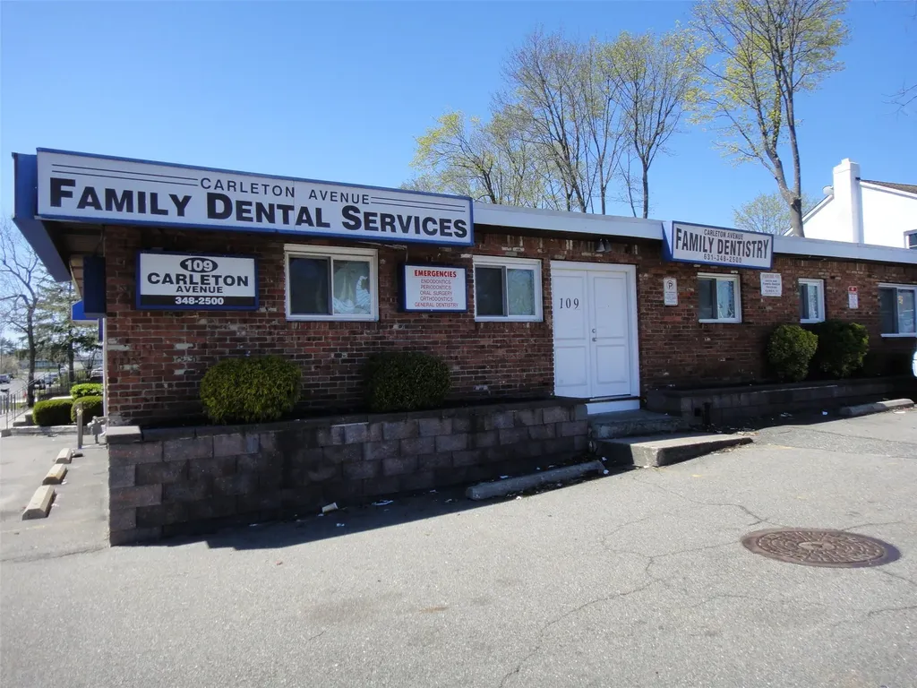 109 Carleton Central Islip NY 11722