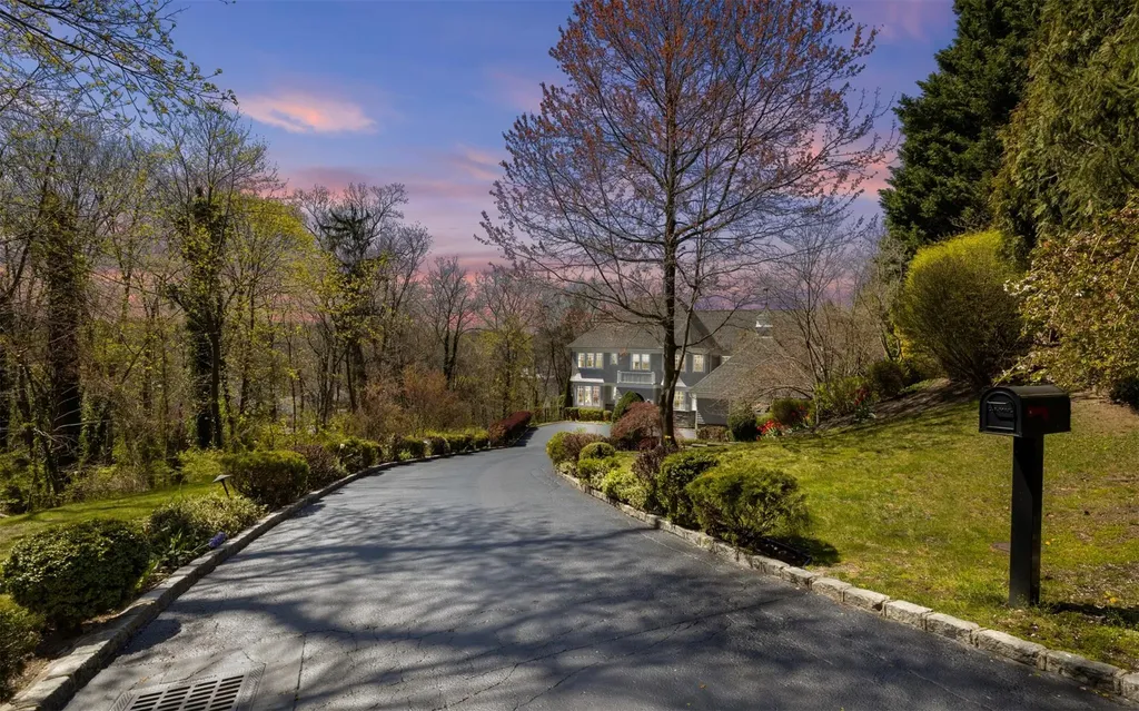 164 Colonial Parkway Manhasset NY 11030