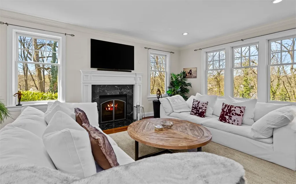 164 Colonial Parkway Manhasset NY 11030