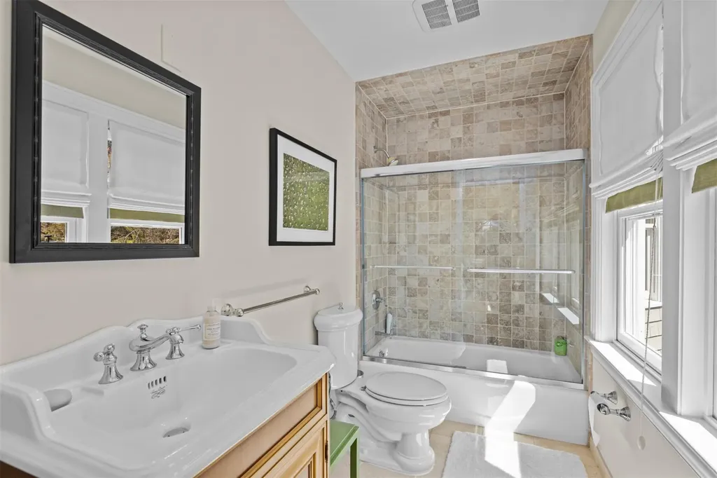 164 Colonial Parkway Manhasset NY 11030