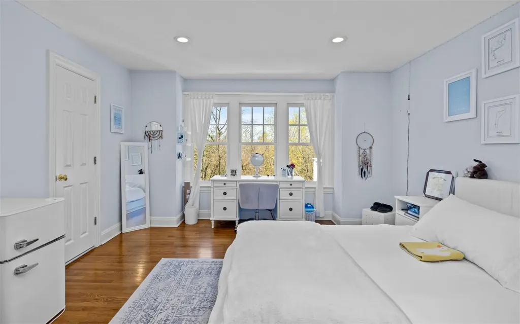 164 Colonial Parkway Manhasset NY 11030