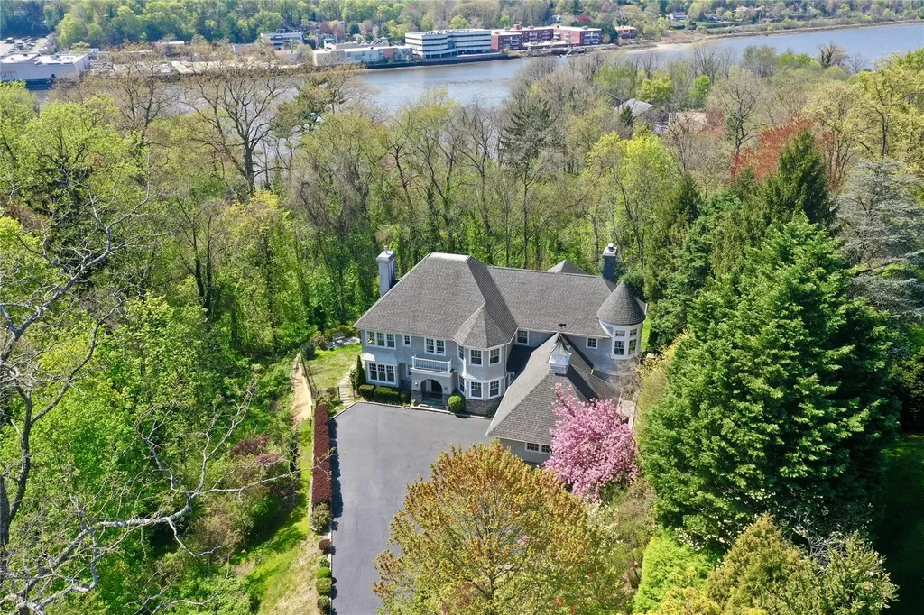 164 Colonial Parkway Manhasset NY 11030