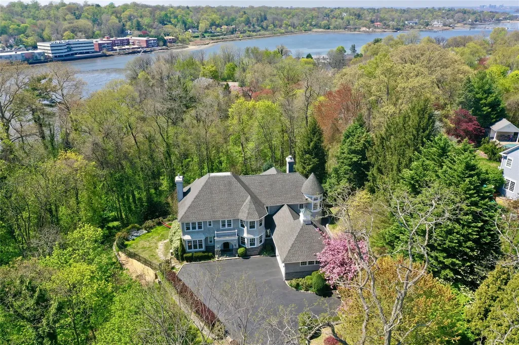 164 Colonial Parkway Manhasset NY 11030