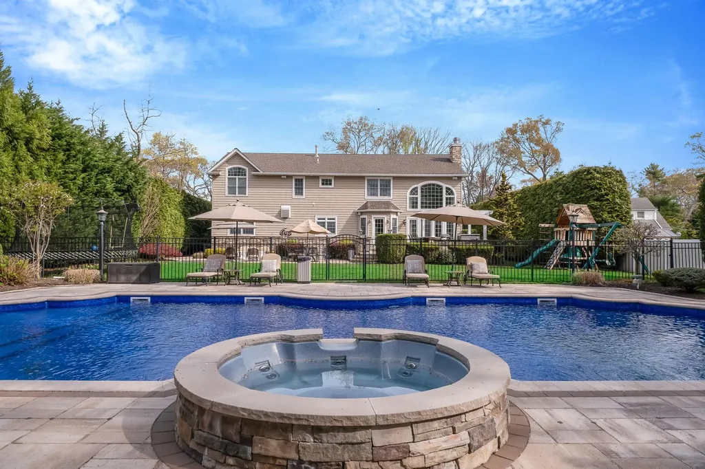 184 Hickory Lane Smithtown NY 11787