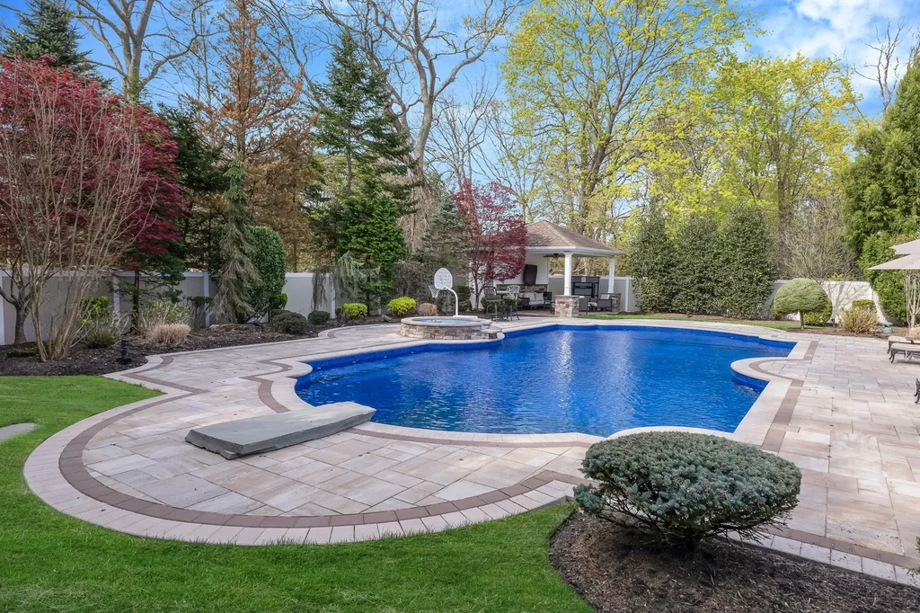 184 Hickory Lane Smithtown NY 11787