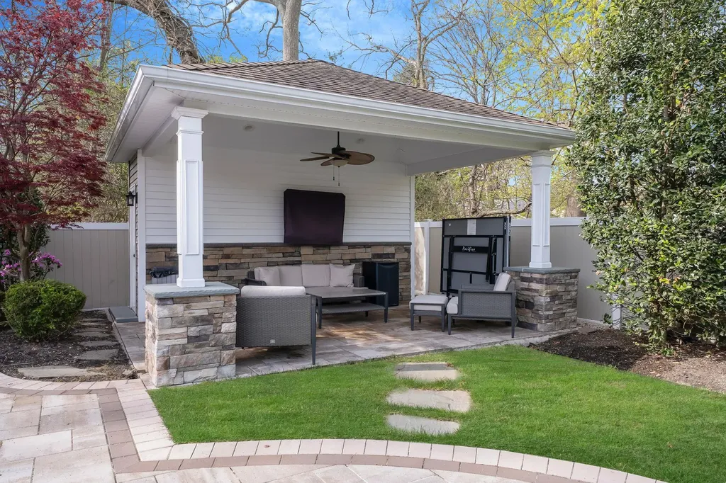 184 Hickory Lane Smithtown NY 11787