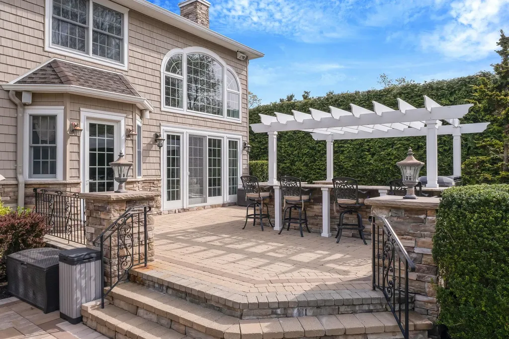 184 Hickory Lane Smithtown NY 11787