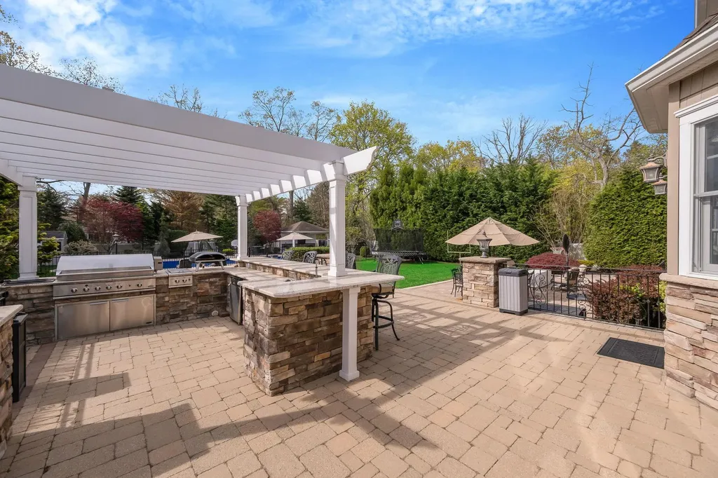 184 Hickory Lane Smithtown NY 11787