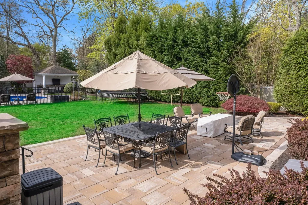 184 Hickory Lane Smithtown NY 11787