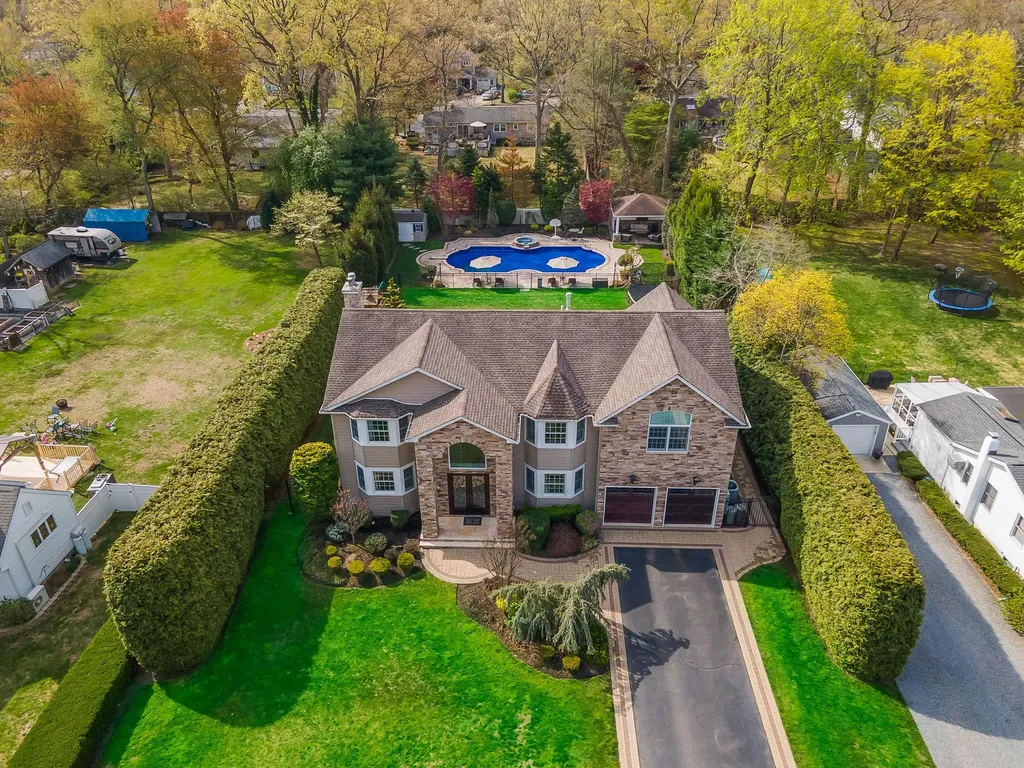 184 Hickory Lane Smithtown NY 11787