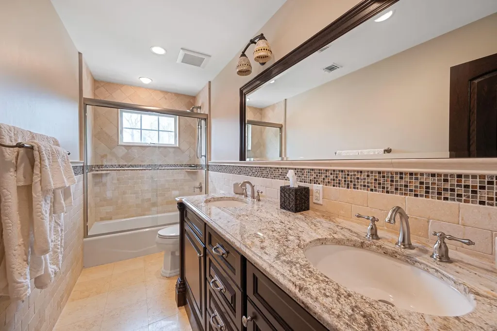 184 Hickory Lane Smithtown NY 11787