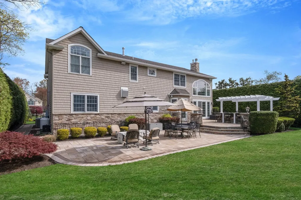 184 Hickory Lane Smithtown NY 11787