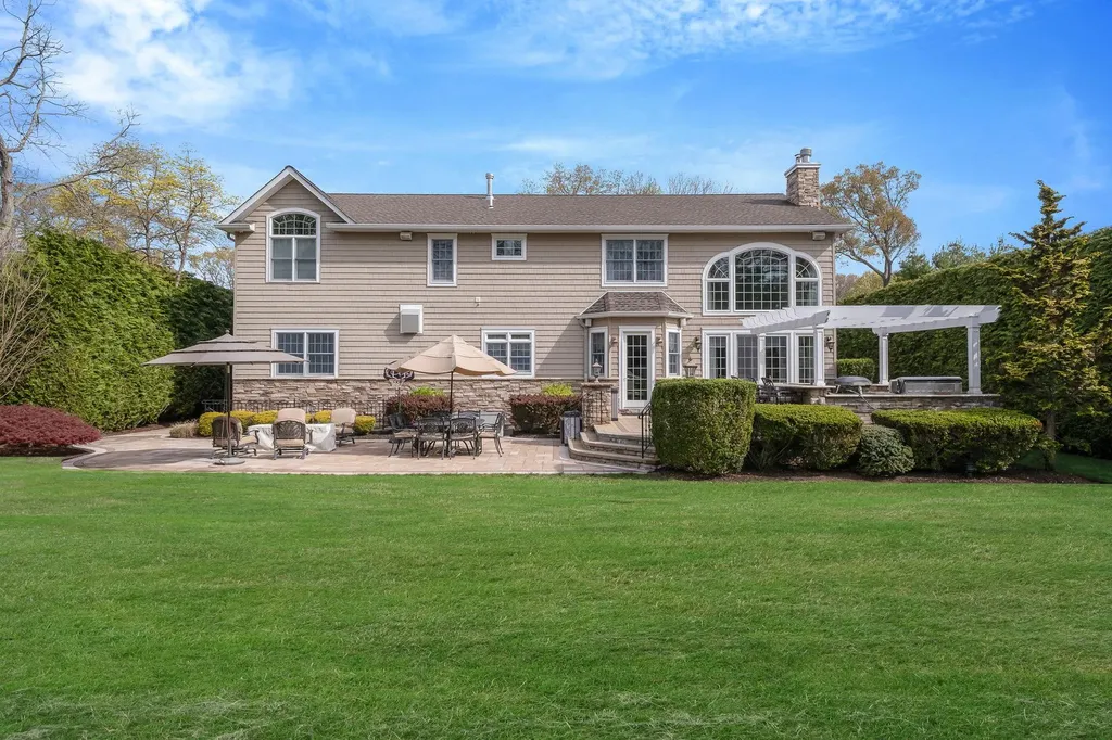 184 Hickory Lane Smithtown NY 11787