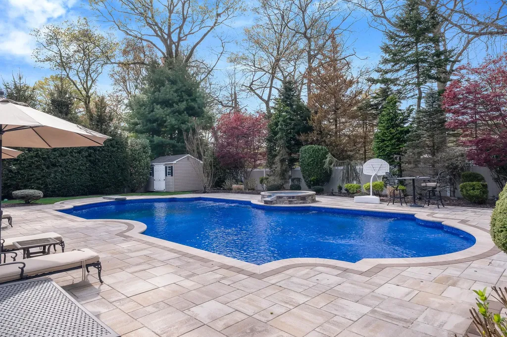 184 Hickory Lane Smithtown NY 11787