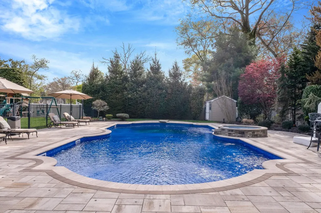184 Hickory Lane Smithtown NY 11787