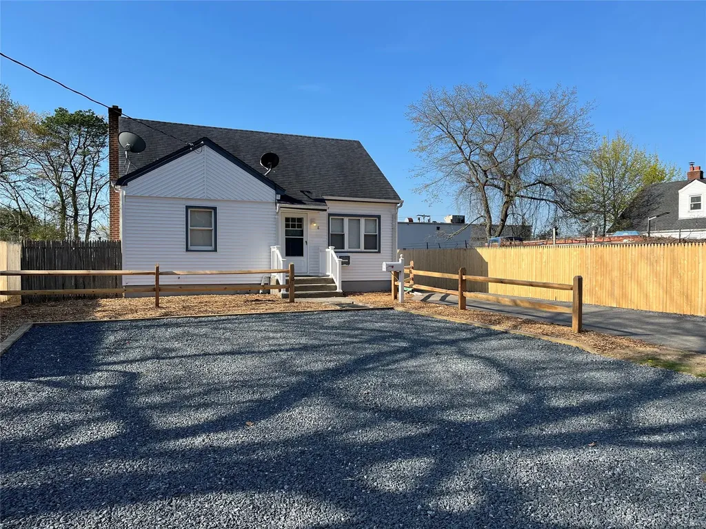8 De Kay Place Deer Park NY 11729