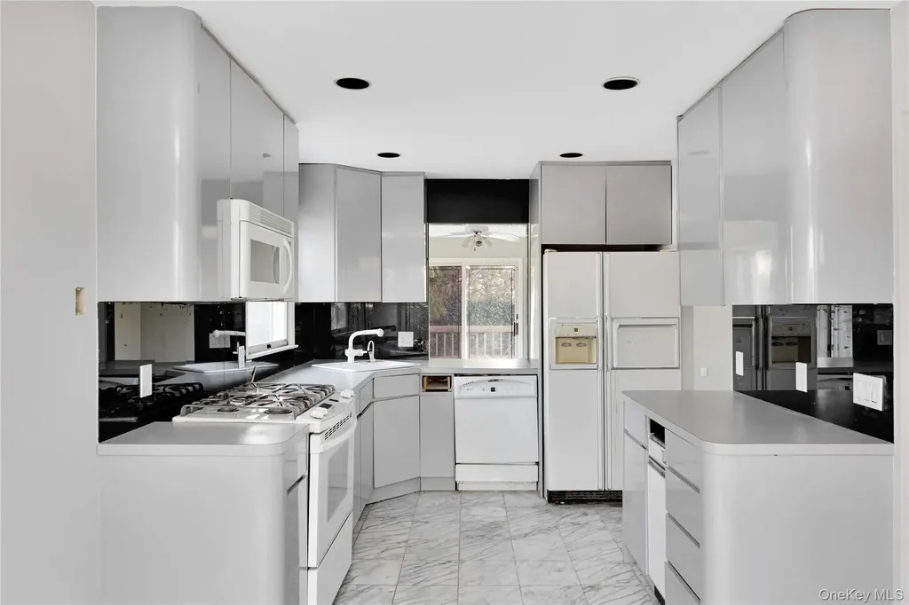 8 Beach Manor Court West Islip NY 11795
