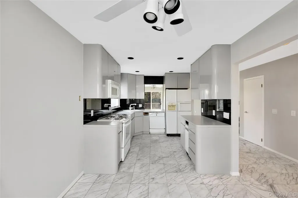 8 Beach Manor Court West Islip NY 11795