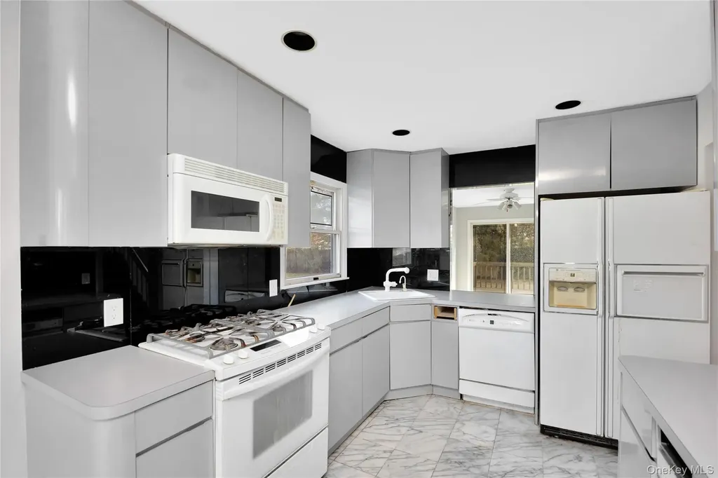 8 Beach Manor Court West Islip NY 11795