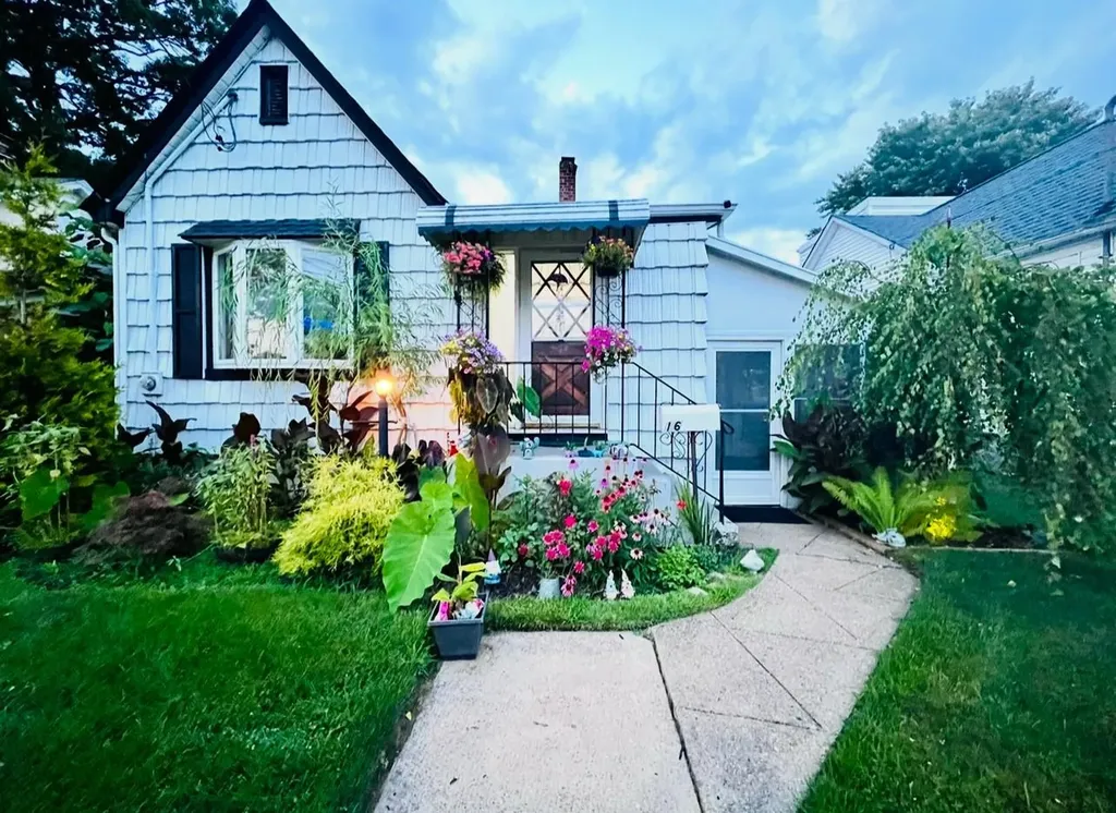 16 Elinor Place Freeport NY 11520