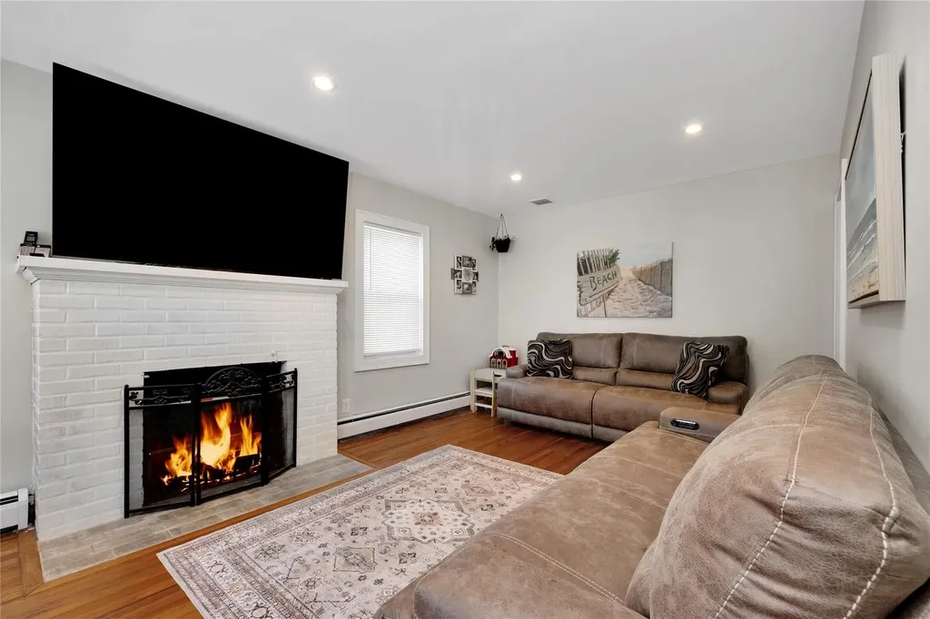 16 Elinor Place Freeport NY 11520