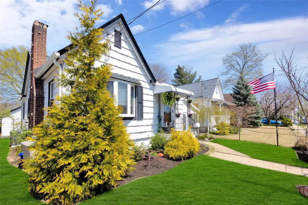 16 Elinor Place Freeport NY 11520