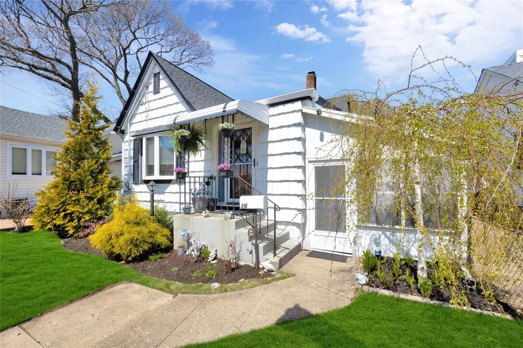 16 Elinor Place Freeport NY 11520