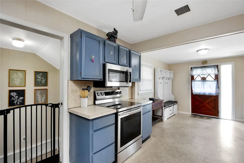 16 Elinor Place Freeport NY 11520