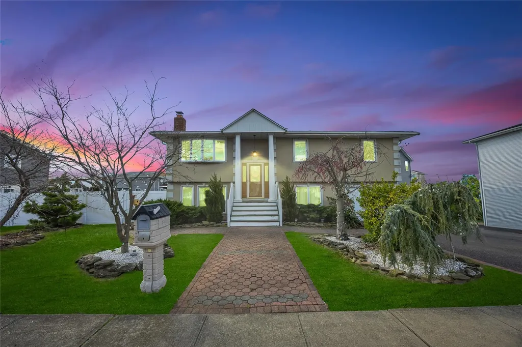 43 W Neptune Avenue Lindenhurst NY 11757