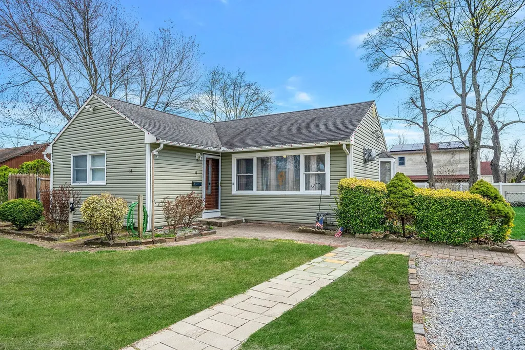 54 E Maple Street Central Islip NY 11722