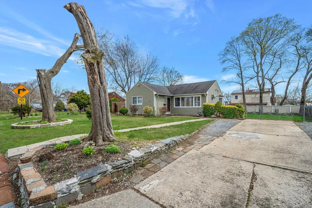54 E Maple Street Central Islip NY 11722