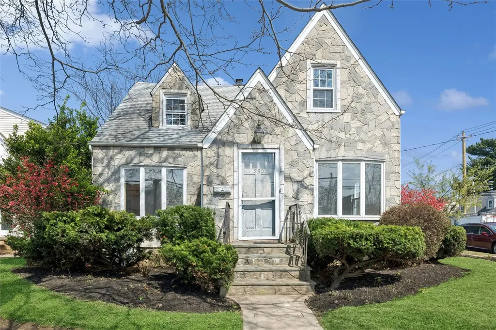 230 Roslyn Road Mineola NY 11501