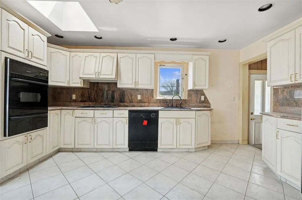 230 Roslyn Road Mineola NY 11501