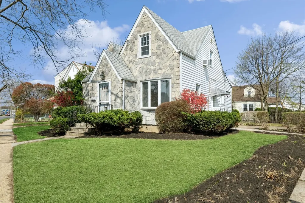 230 Roslyn Road Mineola NY 11501